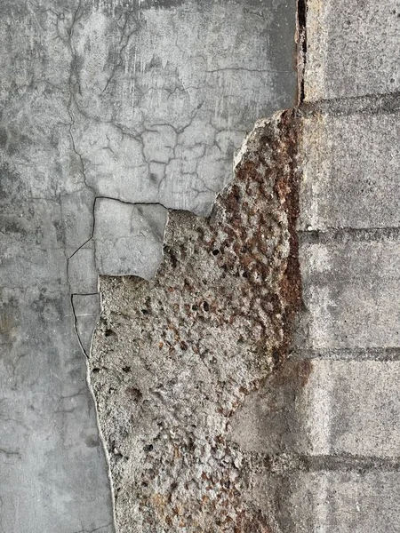 Vertical shot of an old cement wall with some part washed off — Stock Photo, Image