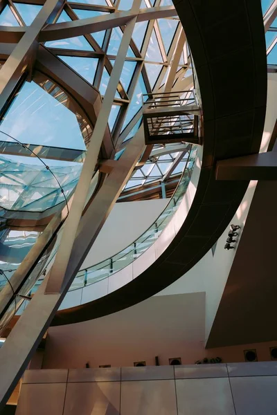 Metal ve cam geometrik yapının iç kısmının dikey düşük açılı görüntüsü — Stok fotoğraf