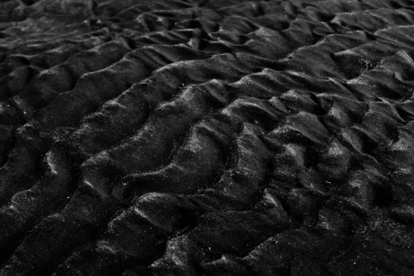 Высокоугловая серый масштаб снимок узора на песке — стоковое фото