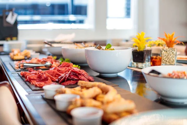 Mesa de almuerzo con platos variados con carne y verduras — Foto de Stock