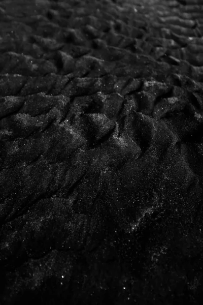 Cool gråskala bakgrund våt svart skiktad sand - perfekt för bakgrund eller tapet — Stockfoto
