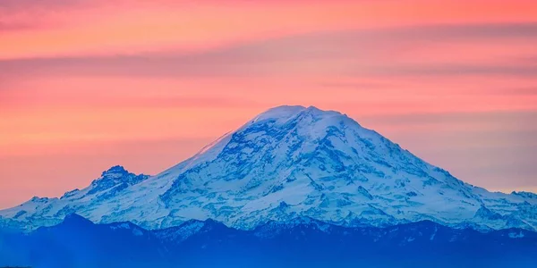 Uma Bela Montanha Coberta Neve Durante Pôr Sol Quente Vibrante — Fotografia de Stock