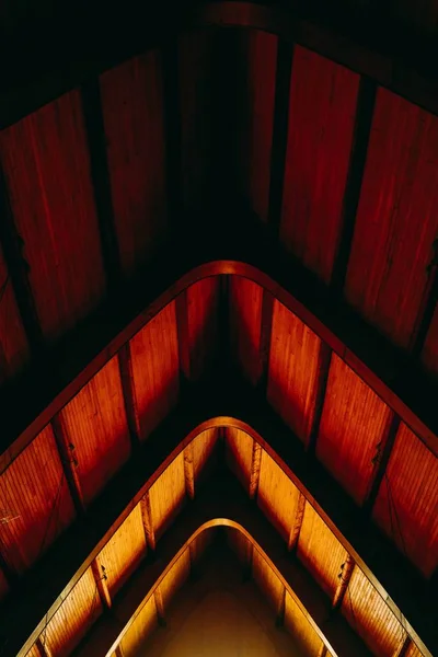 Svislý nízký úhel záběru klenutého stropu katedrály zachycené ve Francii — Stock fotografie