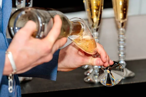 Osoba nalewająca szampana do kieliszka do szampana, by wznieść toast w recepcji — Zdjęcie stockowe