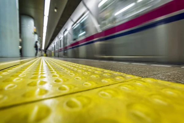 Vagón Del Metro Pasa Corriendo Una Línea Amarilla Está Primer — Foto de Stock
