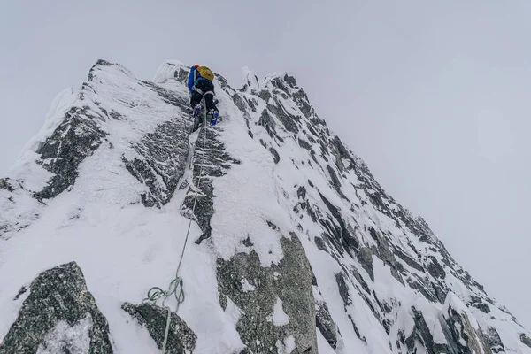 Bergsteiger besteigt die schneebedeckten Alpen im Montblanc-Massiv — Stockfoto