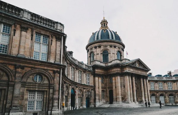 Berühmtes Institut de france in Paris an einem düsteren Tag — Stockfoto