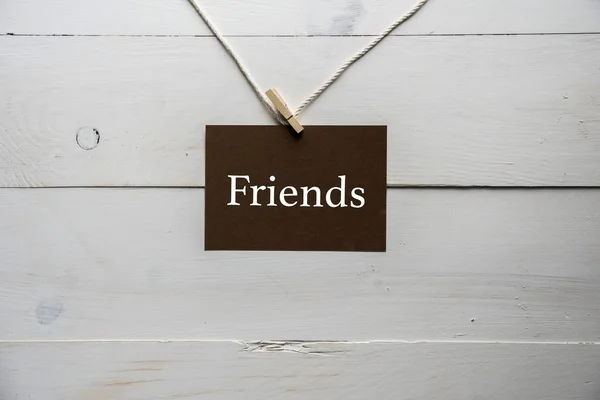 Ujęcie z bliska znaku przyczepionego do liny z napisanymi na niej przyjaciółmi — Zdjęcie stockowe
