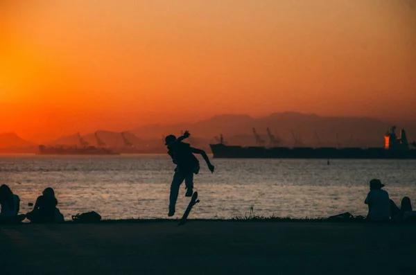 Der Goldene Sonnenuntergang Und Die Silhouette Der Skater Rio Janeiro — Stockfoto