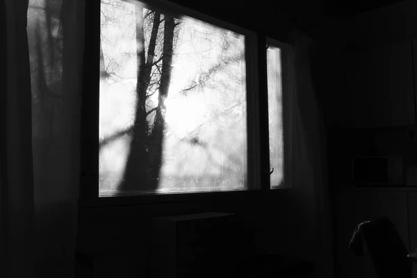 Cenário misterioso de uma casa com janelas congeladas durante o inverno — Fotografia de Stock