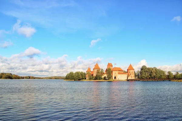 Historische Burg Trakai in Litauen in der Nähe des Sees unter dem schönen wolkenverhangenen Himmel — Stockfoto