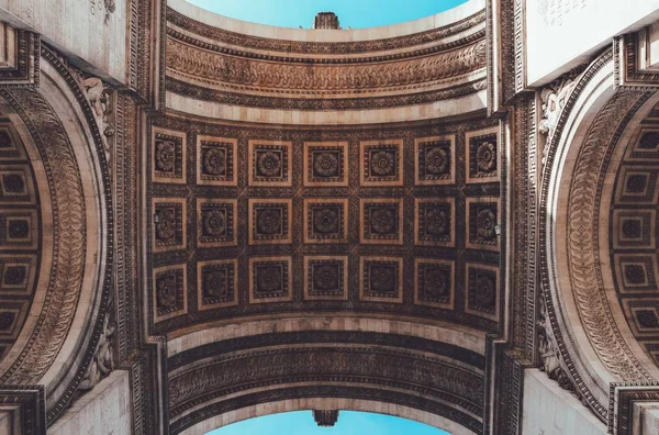Plan bas d'un plafond de l'Arc de Triomphe à Paris avec de belles gravures dessus — Photo