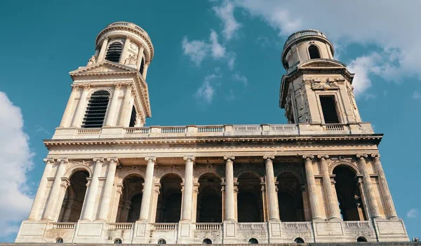 Χαμηλή γωνία πυροβολισμό του Saint-Sulpice Καθολική εκκλησία στο Παρίσι, Γαλλία — Φωτογραφία Αρχείου