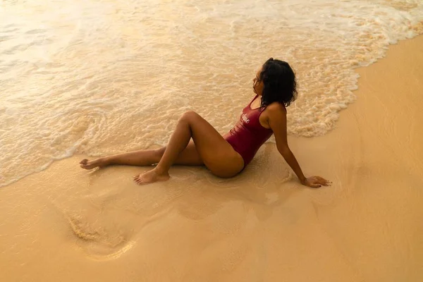 Primer Plano Una Mujer Con Traje Baño Rojo Sentada Playa —  Fotos de Stock