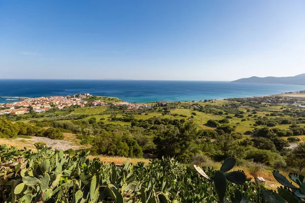 High angle shot of the beautiful beach by the ocean captured in Samos, Greece — Stock Photo, Image