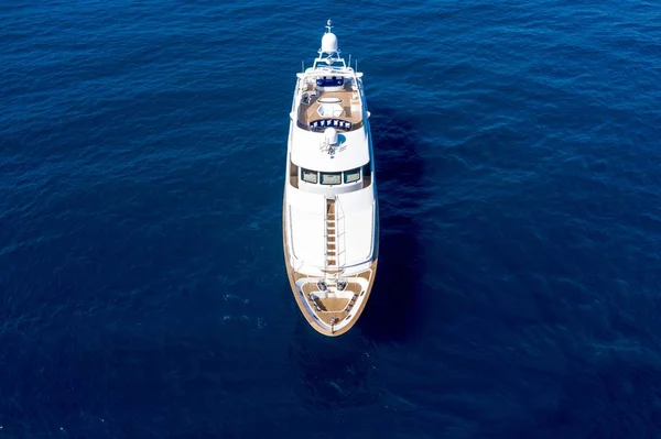 푸른 바다를 항해하는 큰 스쿠너의 높은 각도 촬영 — 스톡 사진