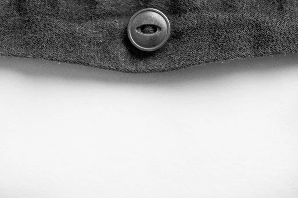 Wit oppervlak met een knop op een doek eroverheen — Stockfoto