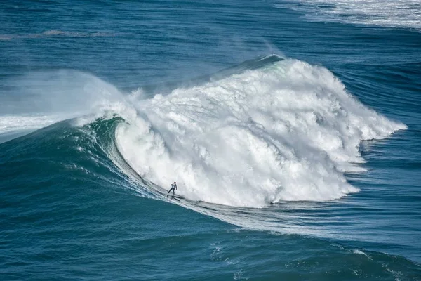 Grandes olas espumosas del Océano Atlántico cerca del municipio nazarí en Portugal —  Fotos de Stock