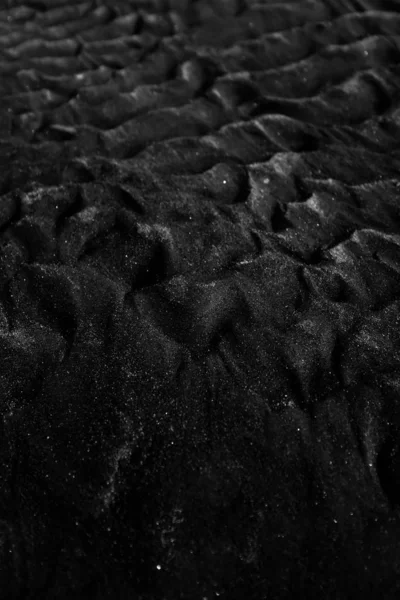 Cool grijswaarden achtergrond van natte zwart gelaagd zand - ideaal voor achtergrond of behang — Stockfoto