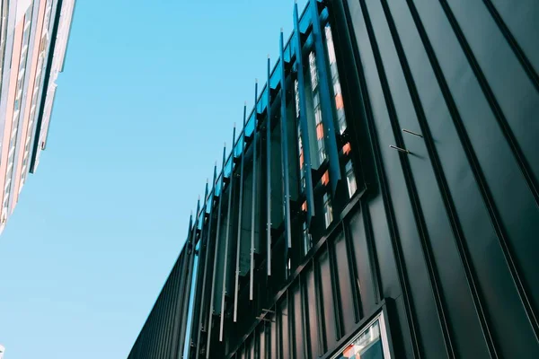 Low angle shot van een modern gebouw met creatieve architectonische wendingen — Stockfoto
