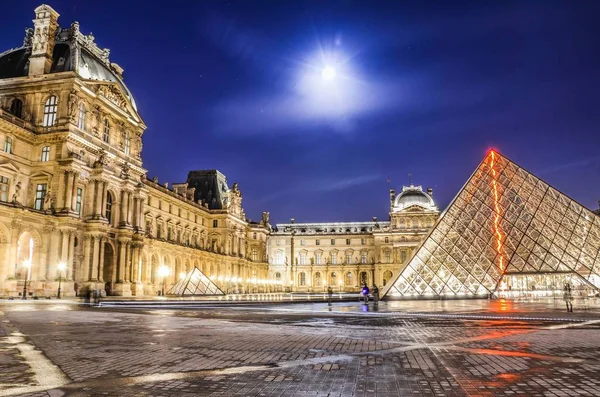 Hermosa vista del Museo del Louvre capturado por las noches en París, Francia —  Fotos de Stock