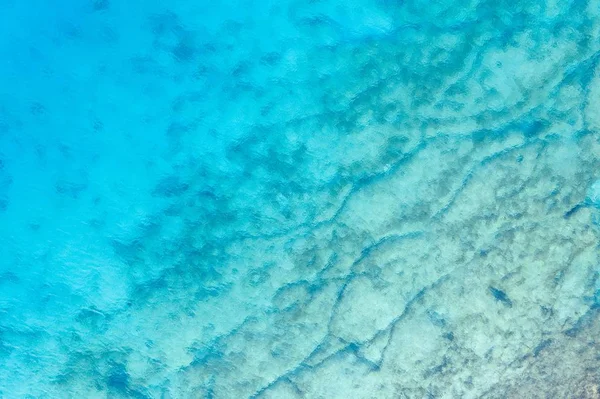 地中海での岩の形成の空中ショット – クールな背景のために素晴らしい — ストック写真
