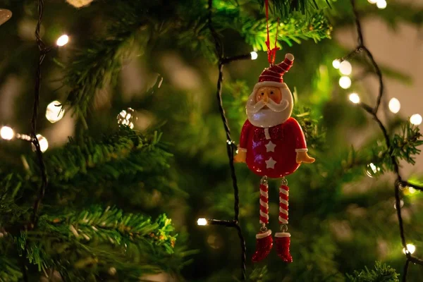 Glanzend schattig Kerst ornament opknoping op een boom verspreiden van een feestelijke sfeer — Stockfoto