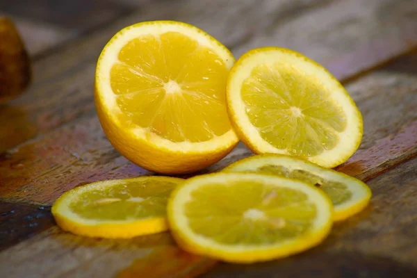 Belle photo d'un citron jaune fraîchement tranché sur une table en bois — Photo