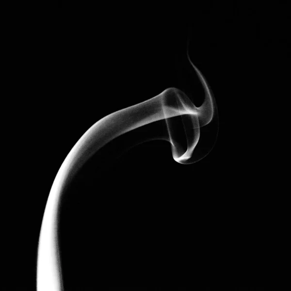 Photographie de nature morte prise de fumée sur un fond noir - idéal pour un fond frais — Photo
