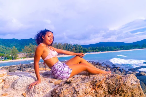 Uma Bela Foto Uma Fêmea Sentada Uma Formação Rochosa Desfrutando — Fotografia de Stock