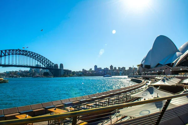 Landscape of a hotel near a sea in Australia with a modern bridge under a blue sky — Stock Photo, Image