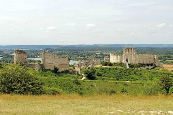 緑に囲まれた古代ハンマーシュシュ城の遺跡の景色 — ストック写真