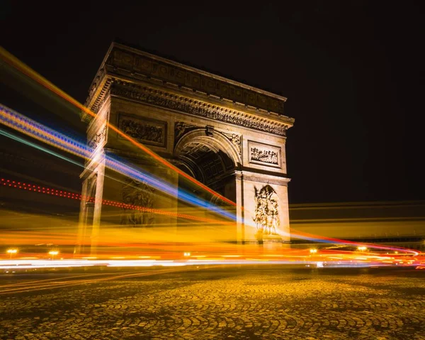 法国巴黎凯旋门附近的一道光路经过了一段时间 — 图库照片