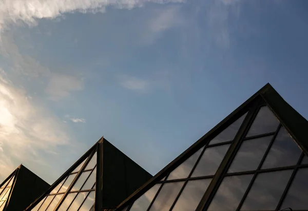 Nízký úhel záběru tří pyramidových budov ve skleněné fasádě pod krásnou oblohou — Stock fotografie