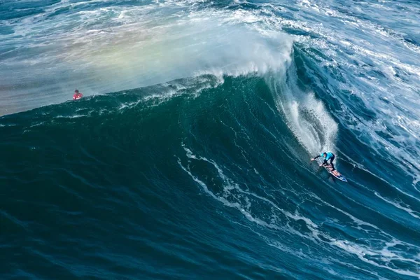 Surfeur attrapant la grande vague de l'océan Atlantique mousseux à Nazare, Portugal — Photo