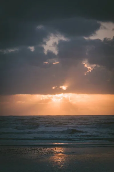 Vertikal Bild Den Vackra Solnedgången Den Molniga Himlen Och Solljuset — Stockfoto