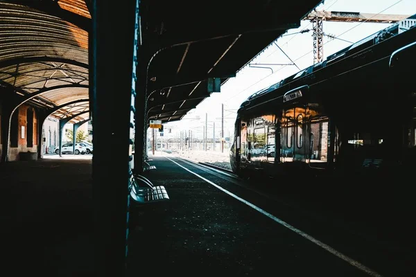 Tren en una estación de tren vacía capturado durante el día — Foto de Stock