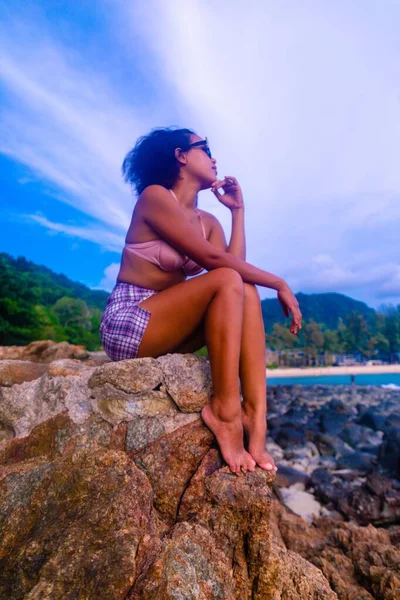 Vertical Low Angle Shot Attractive Female Sitting Rock Formation Getting — ストック写真