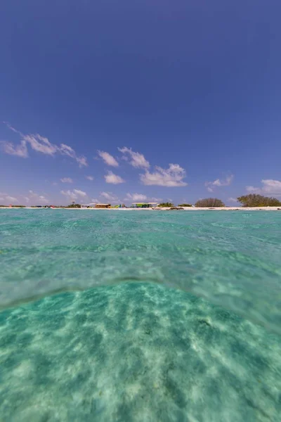 Vertikální nízkoúhlý snímek oceánu v Bonaire, Karibik — Stock fotografie