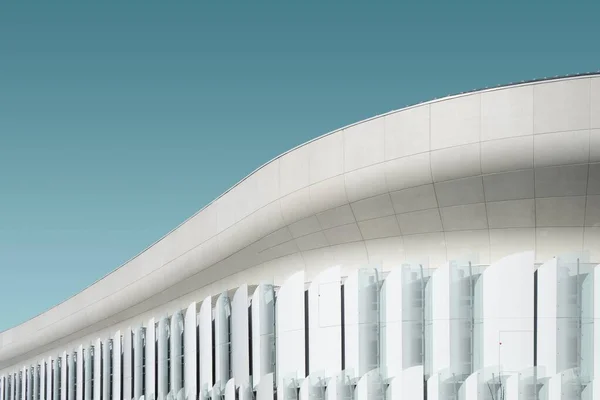 Низкоугольный снимок белого фасада современного здания под голубым небом — стоковое фото