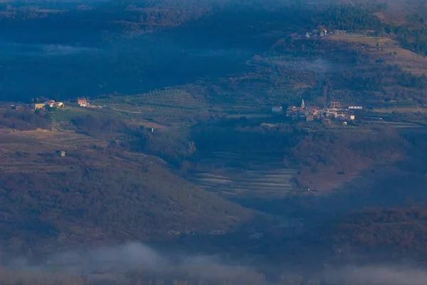 Tiro de ângulo alto de uma pequena aldeia nas montanhas na Ístria, Croácia — Fotografia de Stock