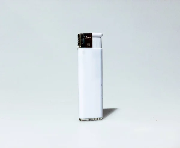 Isolierte Aufnahme eines weißen Feuerzeugs auf weißem Hintergrund — Stockfoto