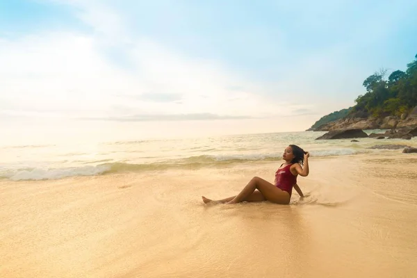 Une Jolie Femelle Portant Maillot Bain Rouge Assis Sur Plage — Photo