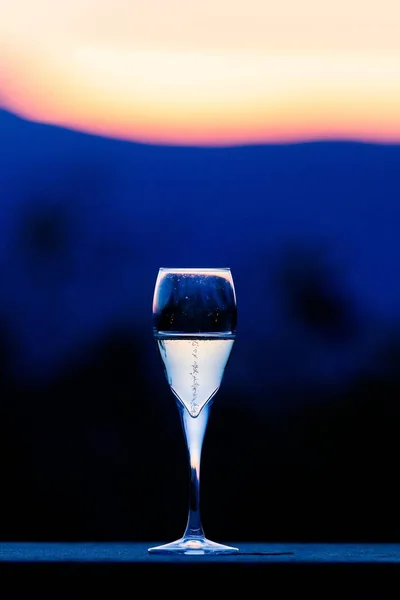 Vertikale Nahaufnahme eines Champagnerglases auf unscharfem Hintergrund — Stockfoto