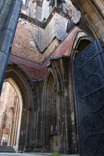 Een Verticale Lage Hoek Opname Van Gotische Opwekking Kerk Van — Stockfoto