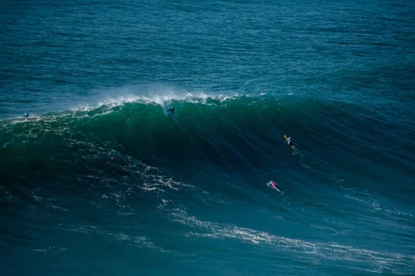 Die Surfer Segeln Atlantik Der Nähe Der Gemeinde Nazare Portugal — Stockfoto