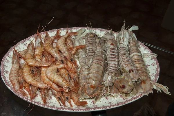 Gros plan de crevettes grillées dans une assiette blanche — Photo