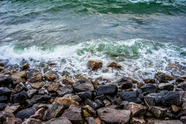 Krásná scenérie vln řeky tekoucích přes skály - skvělé pro chladné pozadí — Stock fotografie