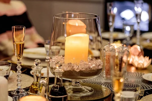 샴페인 잔 과 촛불을 켜고 촛불을 켜서 장식 한 탁자 — 스톡 사진