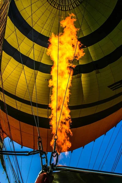 Een Verticaal Schot Van Een Kleurrijke Luchtballon Het Punt Vliegen — Stockfoto